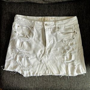 American Eagle size 12 white jean ripped skirt.